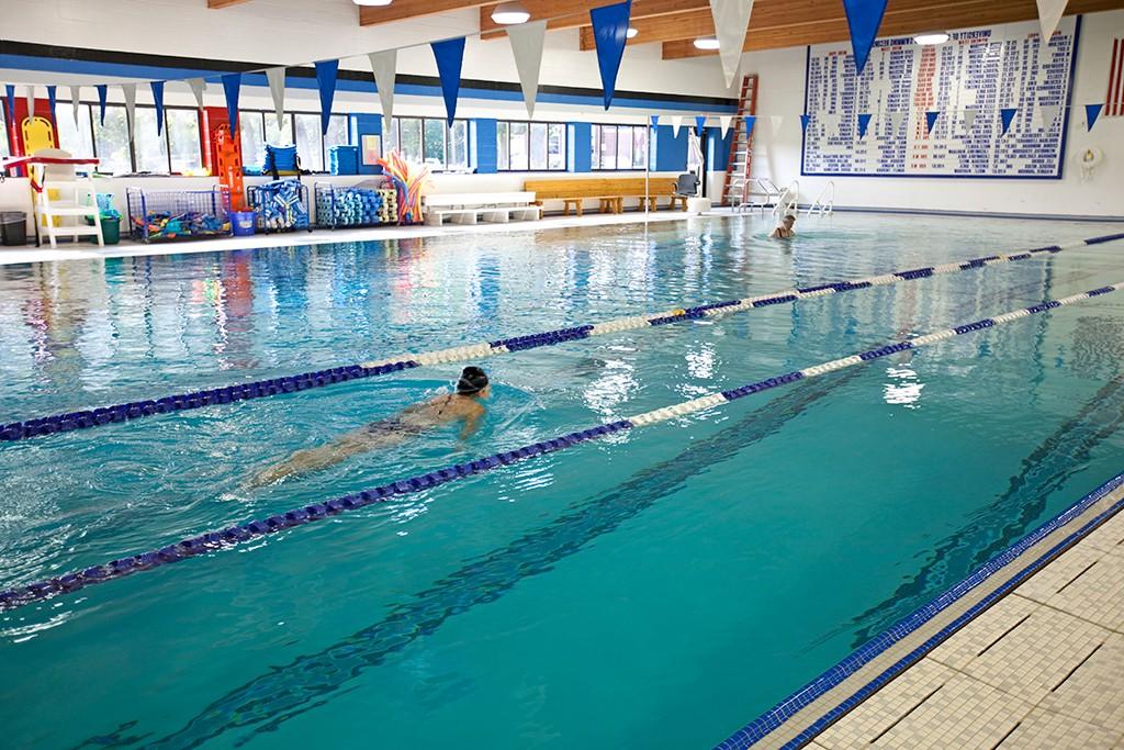 一名东北大学的学生在校园中心的游泳池游泳