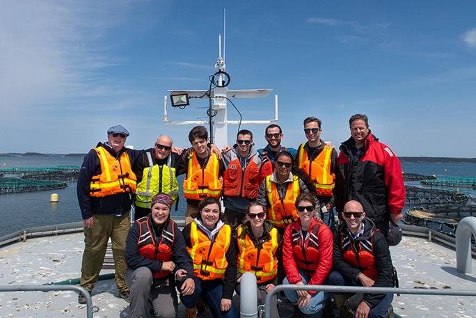 一群海洋食品系统专业科学硕士学生在冰岛的一艘船上