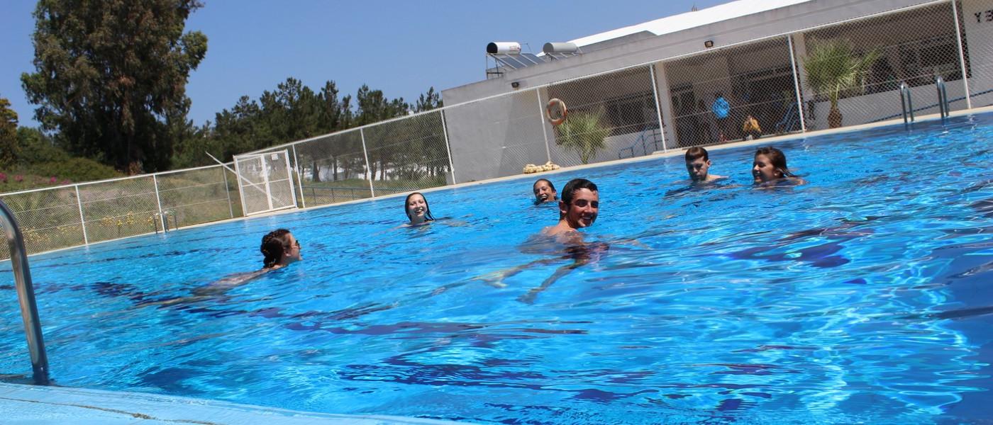正规澳门赌场网络学生在丹吉尔美国学校的游泳池里游泳
