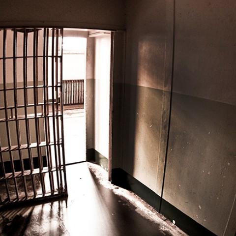 一张黑暗的照片显示了监狱牢房的剪影