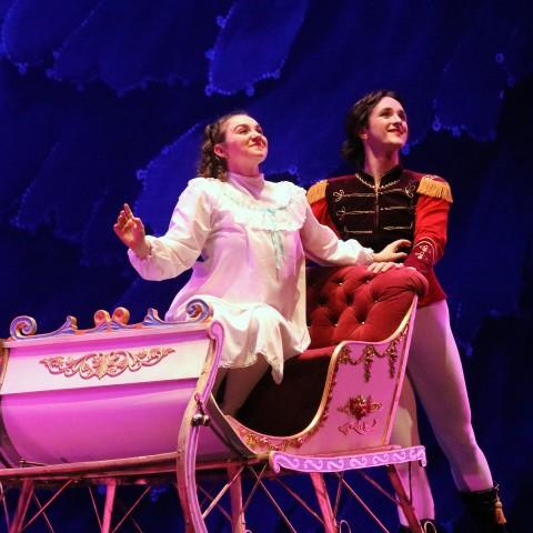 在梅里尔礼堂，特雷弗·西摩饰演的《正规澳门赌场网站》王子与《正规澳门赌场网站》中的克拉拉在舞台上跳舞